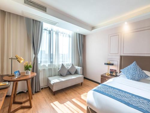 Postel nebo postele na pokoji v ubytování Gme Fuyang Guangming South Road Hotel