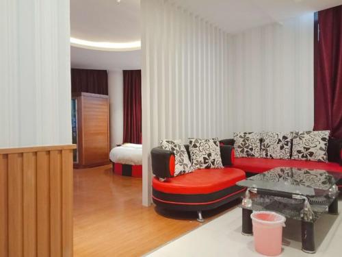 a living room with a couch and a bed at Shell Tai'an Taishan District Xinhuacheng International Plaza Hotel in Tai'an