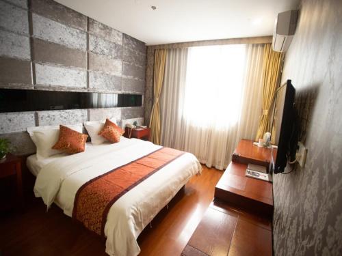 Postel nebo postele na pokoji v ubytování GreenTree Inn TianJin Ji County South YuYang Road GuLou Square Express Hotel