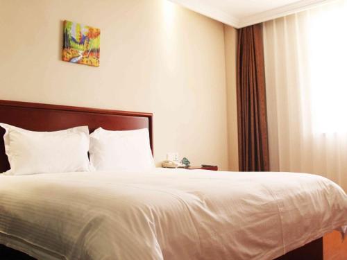 Postel nebo postele na pokoji v ubytování GreenTree Inn Shandong Qingdao Development District SDUST Express Hotel