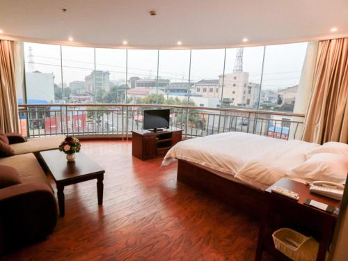 Habitación de hotel con cama y balcón en GreenTree Inn JiangSu ChangZhou South ChangWu Road West JingDe Road QianHuang Express Hotel en Changzhou
