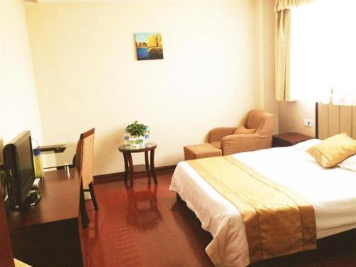 Μια τηλεόραση ή/και κέντρο ψυχαγωγίας στο GreenTree Inn JiangSu YanCheng Bus Station Business Hotel
