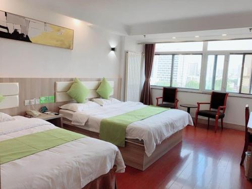 pokój hotelowy z 2 łóżkami i oknem w obiekcie GreenTree Inn ShanDong Jinan Railway Station Provincial Hospital Jinger Road Express Hotel w mieście Jinan