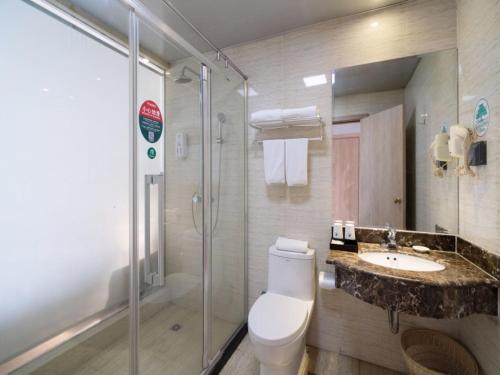 ein Badezimmer mit Toilette, Dusche und Waschbecken in der Unterkunft GreenTree Inn Jiangsu Wuxi Taihu Avenue Tongyang Road Express Hotel in Wuxi