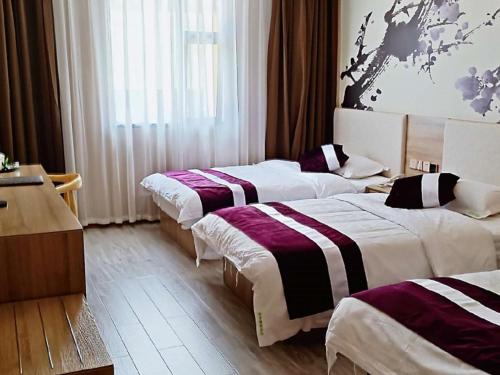Postel nebo postele na pokoji v ubytování GreenTree Inn Changdu Basu Ranwu Lake Spot Express Hotel