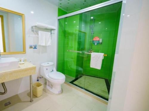 ein grünes Bad mit einem WC und einer Dusche in der Unterkunft GreenTree Inn Suzhou Mudu Lingyan Mountain Ganglong City Hotel in Suzhou