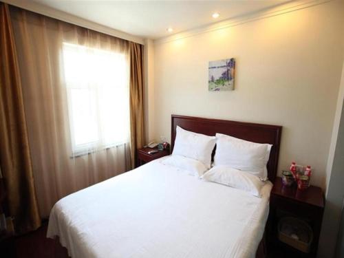 Ένα ή περισσότερα κρεβάτια σε δωμάτιο στο GreenTree Inn Hebei Zhangjiakou Bus Station Express Hotel