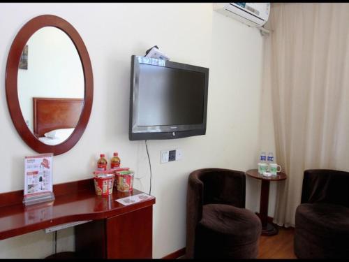 Μια τηλεόραση ή/και κέντρο ψυχαγωγίας στο GreenTree Inn Hebei Zhangjiakou Bus Station Express Hotel
