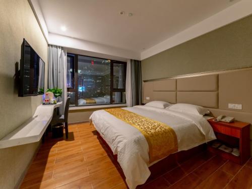 ein Schlafzimmer mit einem großen Bett und einem Fenster in der Unterkunft Shell Shanghai Wanda Plaza Wujiaochang Metro Station Hotel in Shanghai