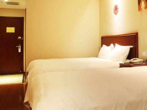 Postel nebo postele na pokoji v ubytování GreenTree Inn Shandong Qingdao Development District SDUST Express Hotel