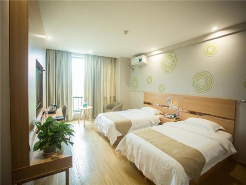 Postel nebo postele na pokoji v ubytování GreenTree Inn Zhoushan Baiquan Colorful Plaza Express Hotel