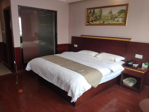 Ένα ή περισσότερα κρεβάτια σε δωμάτιο στο GreenTree Inn Shanghai Fengxian Xidu Business Hotel