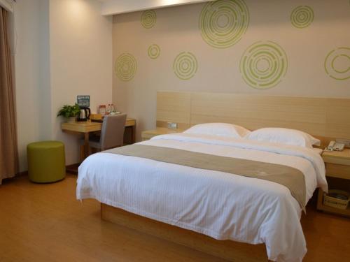 Llit o llits en una habitació de GreenTree Inn Huaian Xuyi Royal Garden Express Hotel