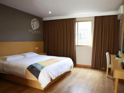 Postel nebo postele na pokoji v ubytování Shell Ningbo Yuyao Xinjian Road Hotel