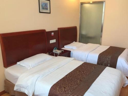 Ένα ή περισσότερα κρεβάτια σε δωμάτιο στο GreenTree Inn Jiangsu Suzhou Kunshan Qiandeng Ancient Town Hotel