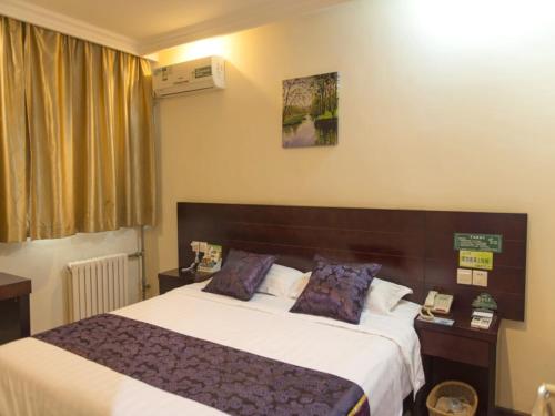 Voodi või voodid majutusasutuse GreenTree Inn Tianjin Huanghe Ave Guangkai Metro Station Express Hotel toas
