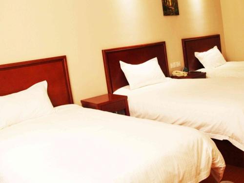 Postel nebo postele na pokoji v ubytování GreenTree Inn Shandong Qingdao Development District SDUST Express Hotel