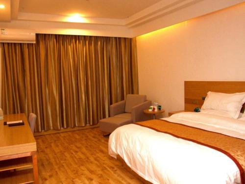 Postel nebo postele na pokoji v ubytování GreenTree Inn Shandong Laiwu Bus Station Express Hotel