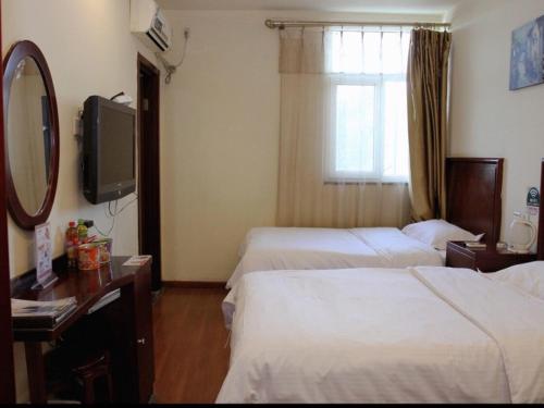 Ένα ή περισσότερα κρεβάτια σε δωμάτιο στο GreenTree Inn Hebei Zhangjiakou Bus Station Express Hotel