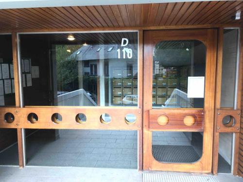 une porte d'entrée d'un magasin munie d'un panneau. dans l'établissement Studio KLO STER, à Chambéry
