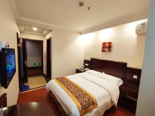 Ένα ή περισσότερα κρεβάτια σε δωμάτιο στο GreenTree Inn Hefei Railway Station Baima Phase III Baowen Business Building Express Hotel