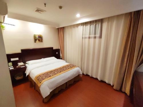 Ένα ή περισσότερα κρεβάτια σε δωμάτιο στο GreenTree Inn Hefei Railway Station Baima Phase III Baowen Business Building Express Hotel