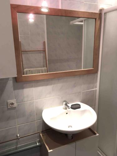 une salle de bain avec un lavabo blanc et un miroir dans l'établissement Studio KLO STER, à Chambéry