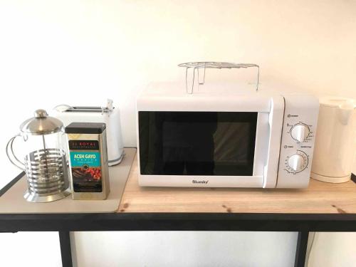 un four micro-ondes installé au-dessus d'un comptoir dans l'établissement Studio KLO STER, à Chambéry