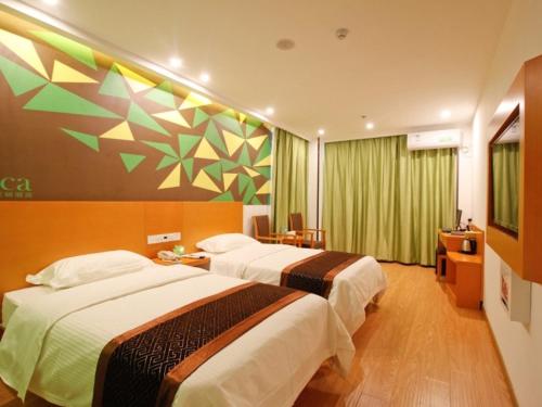 Un pat sau paturi într-o cameră la Vatica Anhui Hefei South High Speed Rail Station Susong Road Hotel