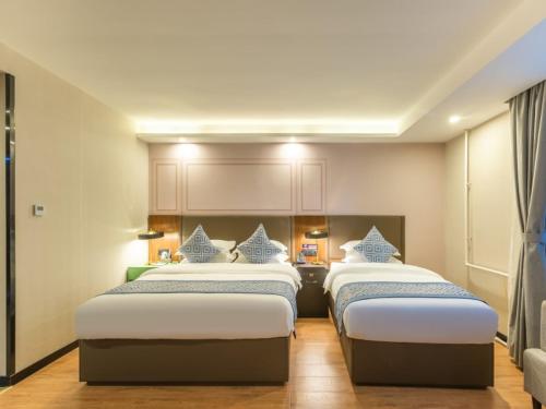 Postel nebo postele na pokoji v ubytování Gme Fuyang Guangming South Road Hotel