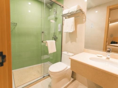 Ένα μπάνιο στο GreenTree InnZhangjiakou High-speed Railway Station Business Hotel