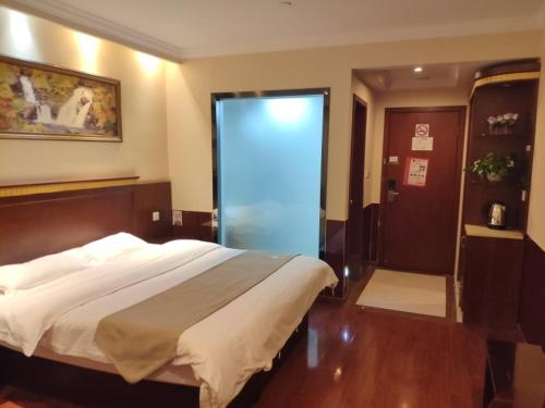 Ένα ή περισσότερα κρεβάτια σε δωμάτιο στο GreenTree Inn Shanghai Fengxian Xidu Business Hotel