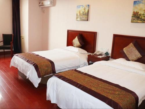 Postel nebo postele na pokoji v ubytování GreenTree Inn JiangSu WuXi YiXing East LongTan Road DongJiu Business Hotel