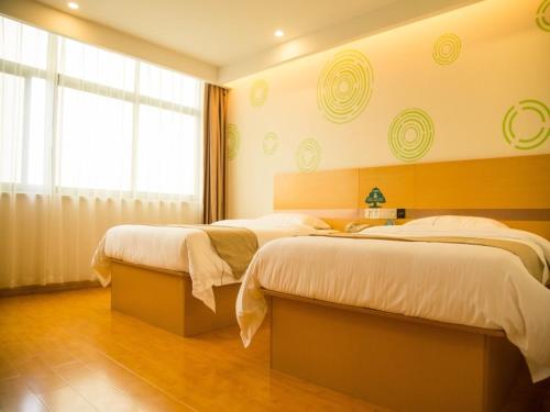 Postel nebo postele na pokoji v ubytování GreenTree Inn Zaozhuang Taierzhuang Ancient City Tourist Service Center Business Hotel