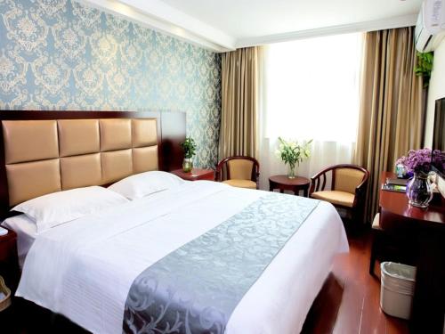 Säng eller sängar i ett rum på GreenTree Inn Henan Zhengzhou West Changjang Road Business Hotel