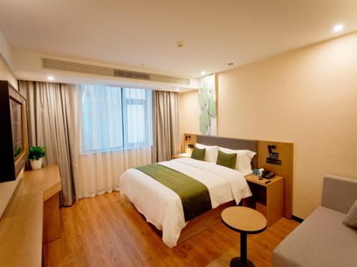 En eller flere senger på et rom på GreenTree Inn Fuyang City Yingzhou District Kuixing Road Business Hotel