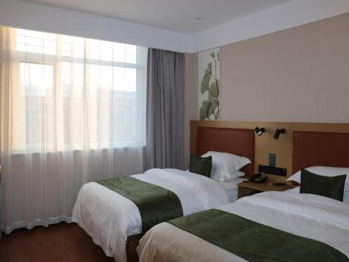 Llit o llits en una habitació de GreenTree Inn Hengshui Jingtai Avenue