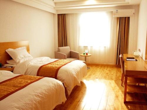Postel nebo postele na pokoji v ubytování GreenTree Inn Shandong Laiwu Bus Station Express Hotel