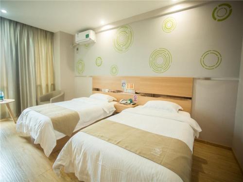 a hospital room with two beds in it at GreenTree Inn Zhoushan Baiquan Colorful Plaza Express Hotel in Zhoushan