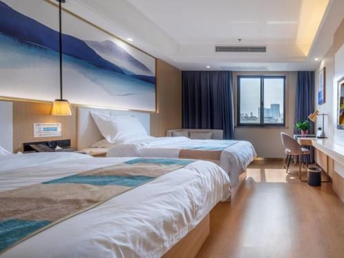 A bed or beds in a room at VX Hefei Lianhua Road Hotel