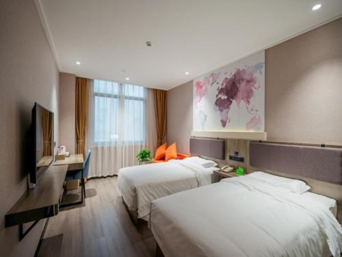 Postel nebo postele na pokoji v ubytování Vatica Wuxi Yixing City Renmin Road Hotel