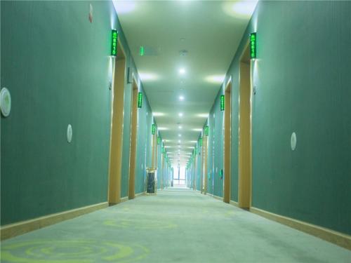 an empty hallway in an office building with a hallwayngthngthngthngthngthngth at GreenTree Inn Zhoushan Baiquan Colorful Plaza Express Hotel in Zhoushan