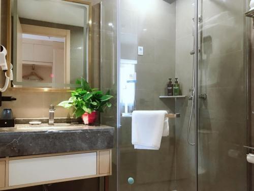 A bathroom at VX Hefei Lianhua Road Hotel