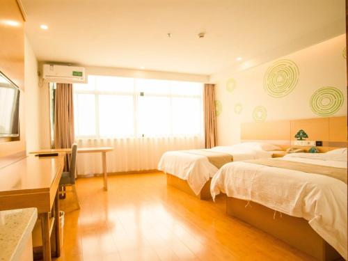 Postel nebo postele na pokoji v ubytování GreenTree Inn Zaozhuang Taierzhuang Ancient City Tourist Service Center Business Hotel