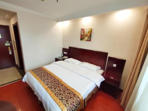 Ένα ή περισσότερα κρεβάτια σε δωμάτιο στο GreenTree Inn Hefei Railway Station Baima Phase III Baowen Business Building Express Hotel