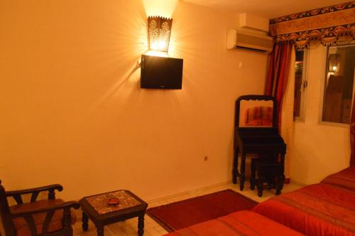 Televisyen dan/atau pusat hiburan di Hotel Amalay