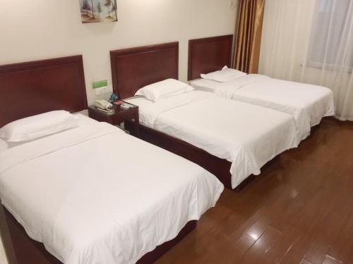 Postel nebo postele na pokoji v ubytování GreenTree Inn ZiBo LiuQuan Road Wal-Mart Square Express Hotel
