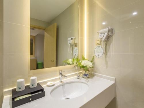 徐州的住宿－格林豪泰徐州高铁站东广场智选酒店，一间带水槽和镜子的浴室