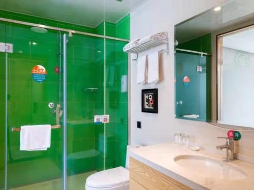 Ένα μπάνιο στο GreenTree Inn Gannan Hezuo Pedestrian Street Express Hotel