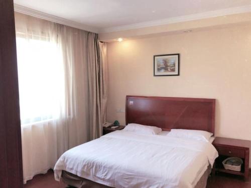 Ένα ή περισσότερα κρεβάτια σε δωμάτιο στο GreenTree Inn Jiangsu Suzhou Kunshan Qiandeng Ancient Town Hotel
